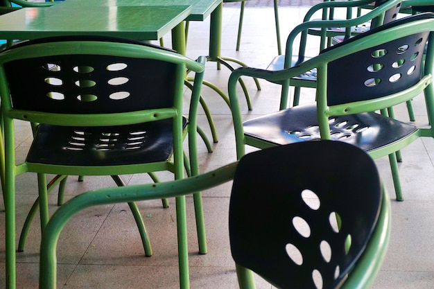 Foto leegte groene stoelen in het café.