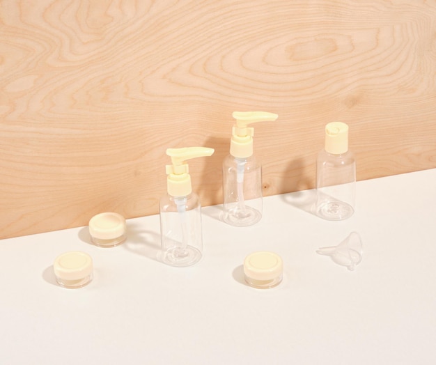 Leegte plastic dispensers voor persoonlijke verzorgingsmiddelen staan op een houten achtergrond