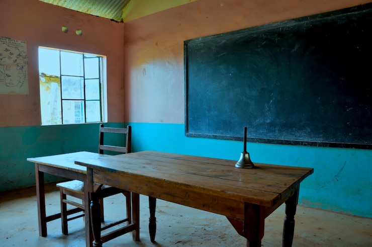 Foto leegte stoelen en tafel in de klas