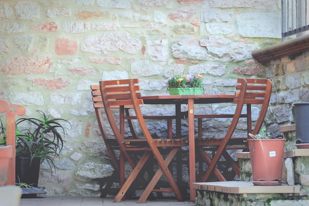 Leegte stoelen en tafel in de voortuin.