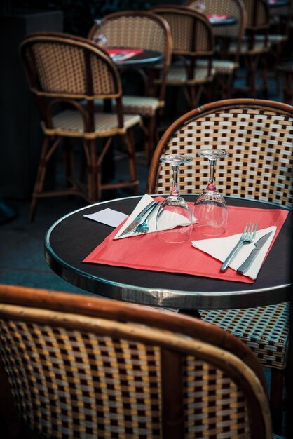 Foto leegte stoelen en tafel in een restaurant