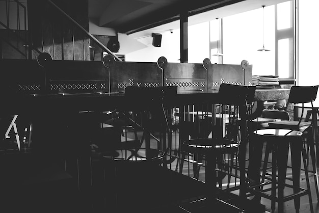 Foto leegte stoelen en tafel in een restaurant