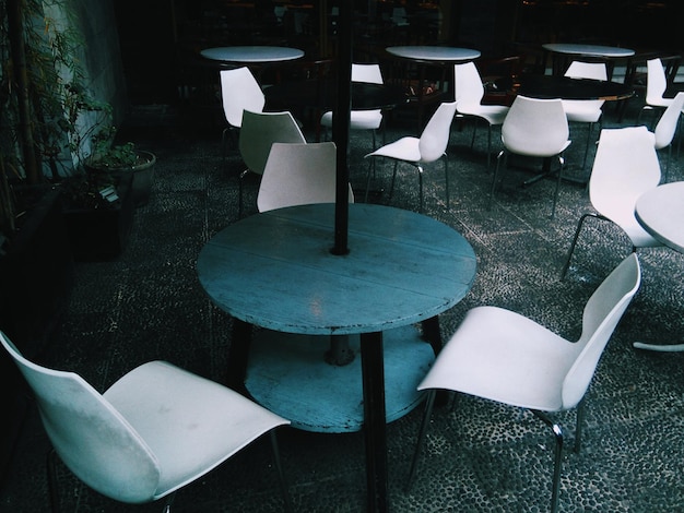 Foto leegte stoelen en tafel in het café.