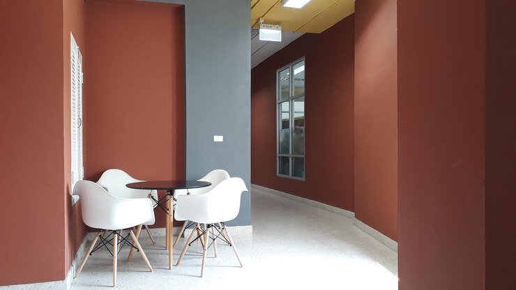 Foto leegte stoelen en tafel in het gebouw