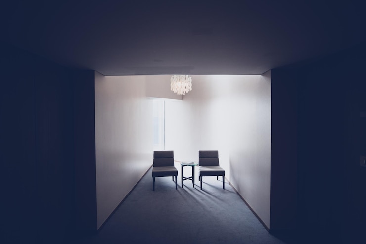 Foto leegte stoelen en tafel tegen de muur thuis.