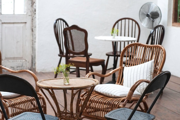 Leegte stoelen en tafel tegen de muur thuis.