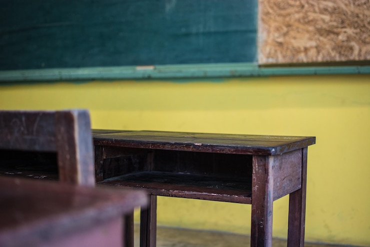 Foto leegte stoelen en tafel tegen de muur.