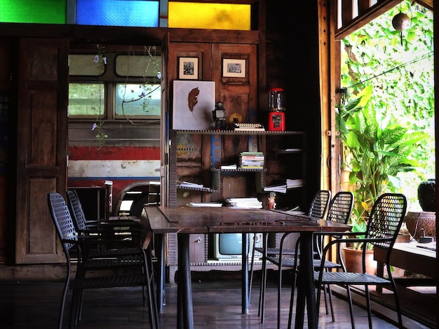 Foto leegte stoelen en tafels bij het raam in het café.