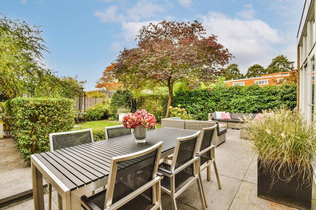 Foto leegte stoelen en tafels in de tuin