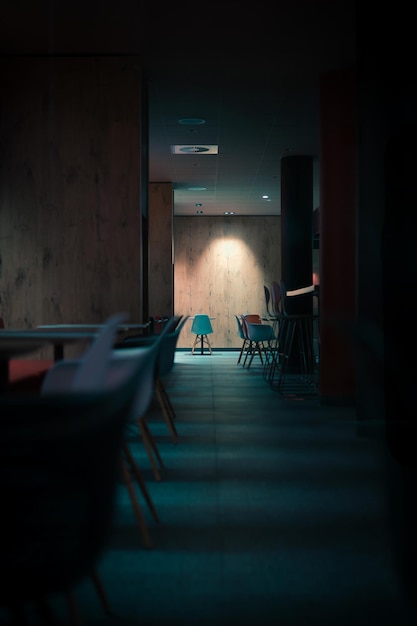 Leegte stoelen en tafels in een restaurant