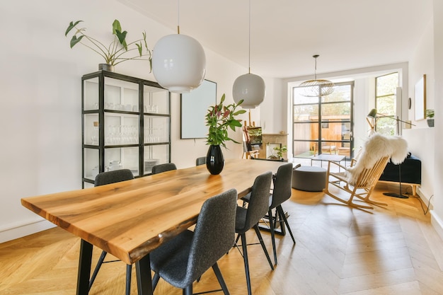 Leegte stoelen en tafels in een restaurant