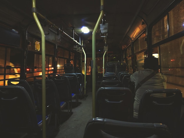 Leegte stoelen in de bus