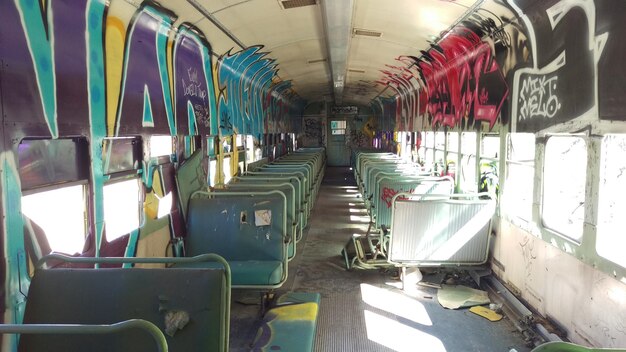 Foto leegte stoelen in de bus