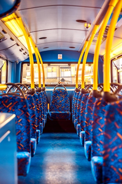 Foto leegte stoelen in de bus