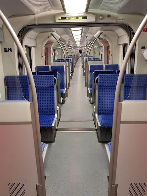 Foto leegte stoelen in de trein