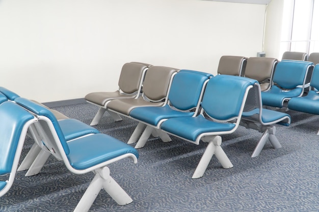 Leegte stoelen in de wachtkamer