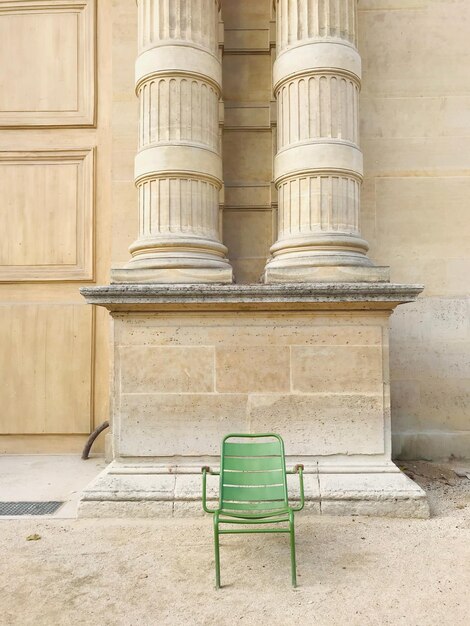 Leegte stoelen in een gebouw