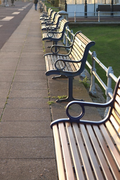 Foto leegte stoelen in het park.