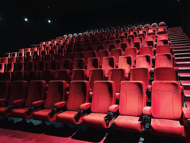 Leegte stoelen in het theater