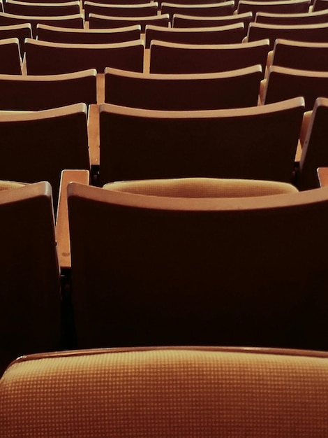 Foto leegte stoelen in het theater