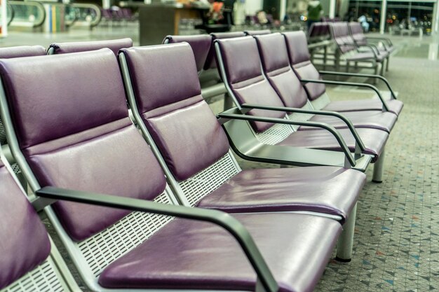 Foto leegte stoelen op de luchthaven