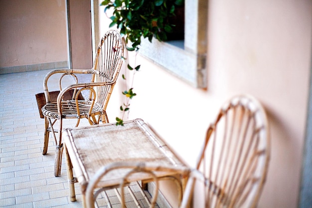 Leegte stoelen op het balkon van het huis.