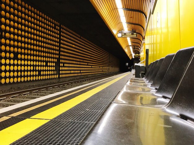 Leegte stoelen op het perron van het treinstation