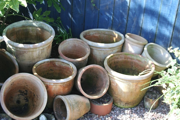 Foto leegte terracotta potten in de tuin