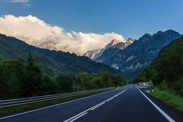 Leegte weg in de Alpenvallei Italië