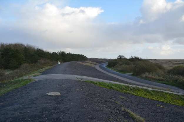 Foto leegte weg langs het landschap