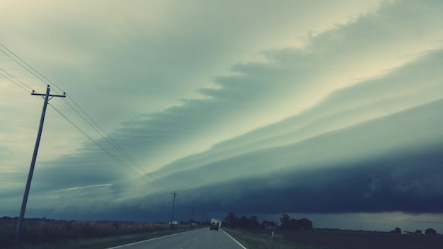 Foto leegte weg tegen bewolkte lucht