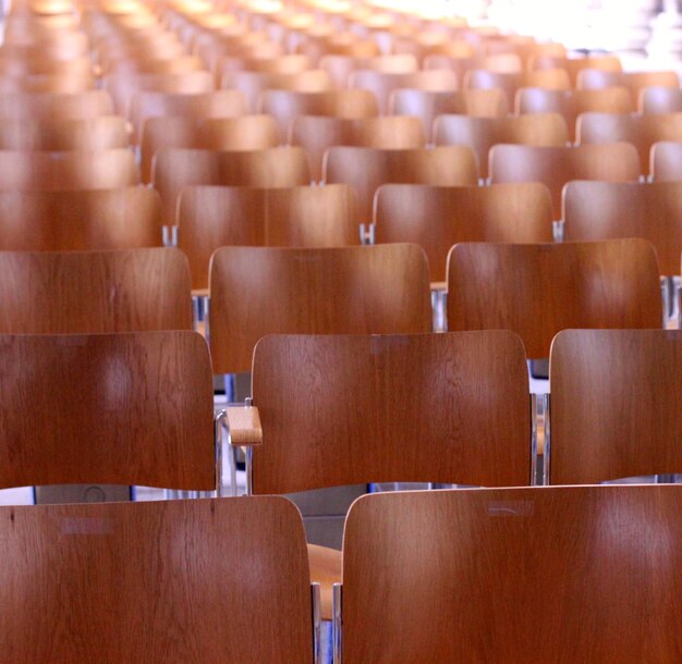 Foto leegte zitplaatsen in het auditorium