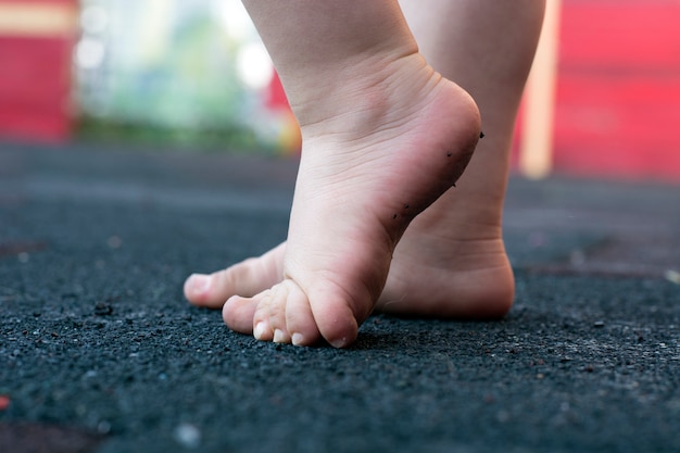 Foto leer baby om buiten te lopen