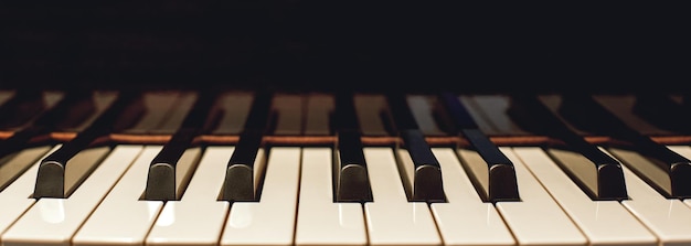 Leer piano spelen close-up van zwart-witte pianotoetsen musical