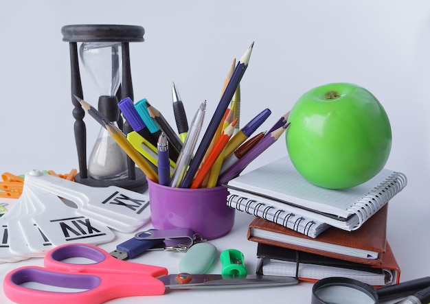 Leerboeken appel en schoolbenodigdheden op witte achtergrondfoto met kopieerruimte