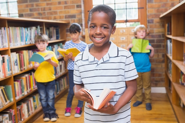 Leerling die bij camera bij bibliotheek glimlacht