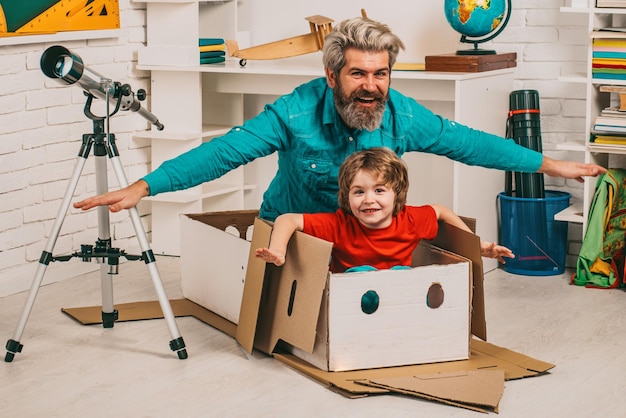 Leerling geniet van tijd met leraar vader ouderschap jeugd vaders dag gelukkige vader en zoon