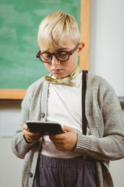 Leerling verkleed als leraar met behulp van calculator