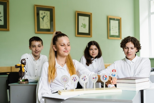 Leerlingen bij biologieles op school met dierlijke celmodellen op tafel Biologieleraar geeft les aan scholieren in de klas Onderwijs op school voor biologie en scheikunde