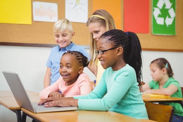 Leerlingen die een laptop in de klas gebruiken