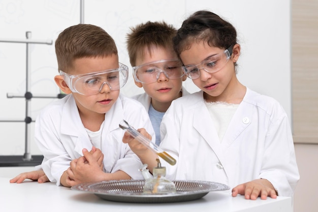 Foto leerlingen doen een chemisch experiment op school