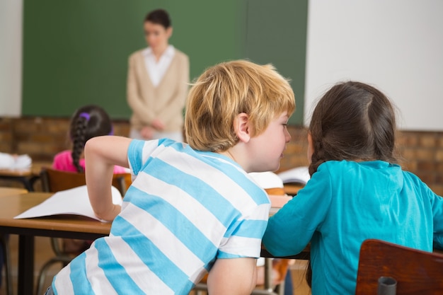 Leerlingen fluisteren geheimen tijdens de les