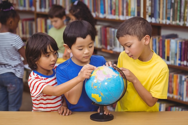 Leerlingen in bibliotheek met globe