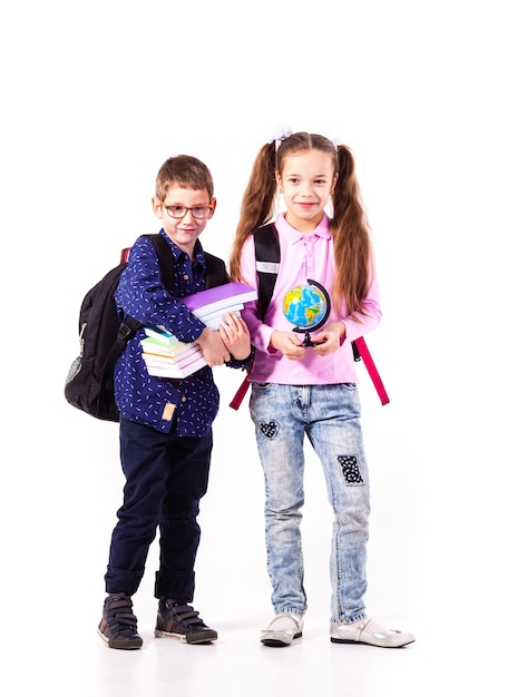 Leerlingen jongen en meisje geïsoleerd op de witte achtergrond. Tieners met rugzakken die boeken in de handen houden