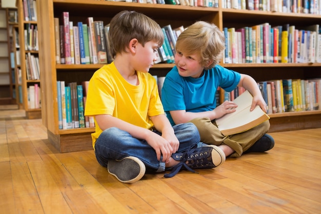 Leerlingen lezen boek