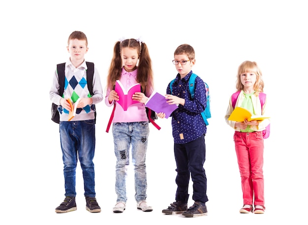 Leerlingen met rugzakken met boeken in de handen zijn klaar om naar school te gaan. Terug naar schoolconcept