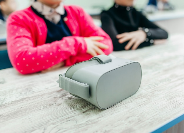 Leerlingen met vr-bril op school