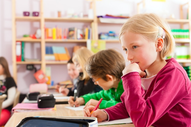 Leerlingen op school huiswerk maken