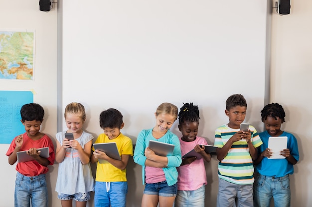 Leerlingen staan met technologie