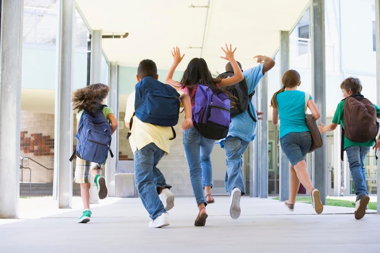 Foto leerlingen van de basisschool die buiten rennen